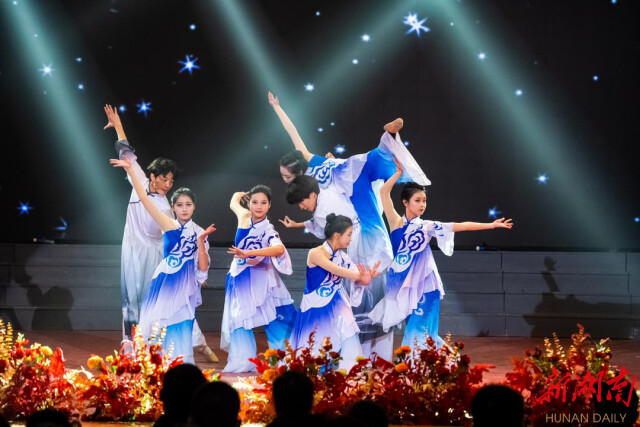 株洲星雅实验学校举行2024年“龙腾四海 星光闪耀”元旦文艺汇演